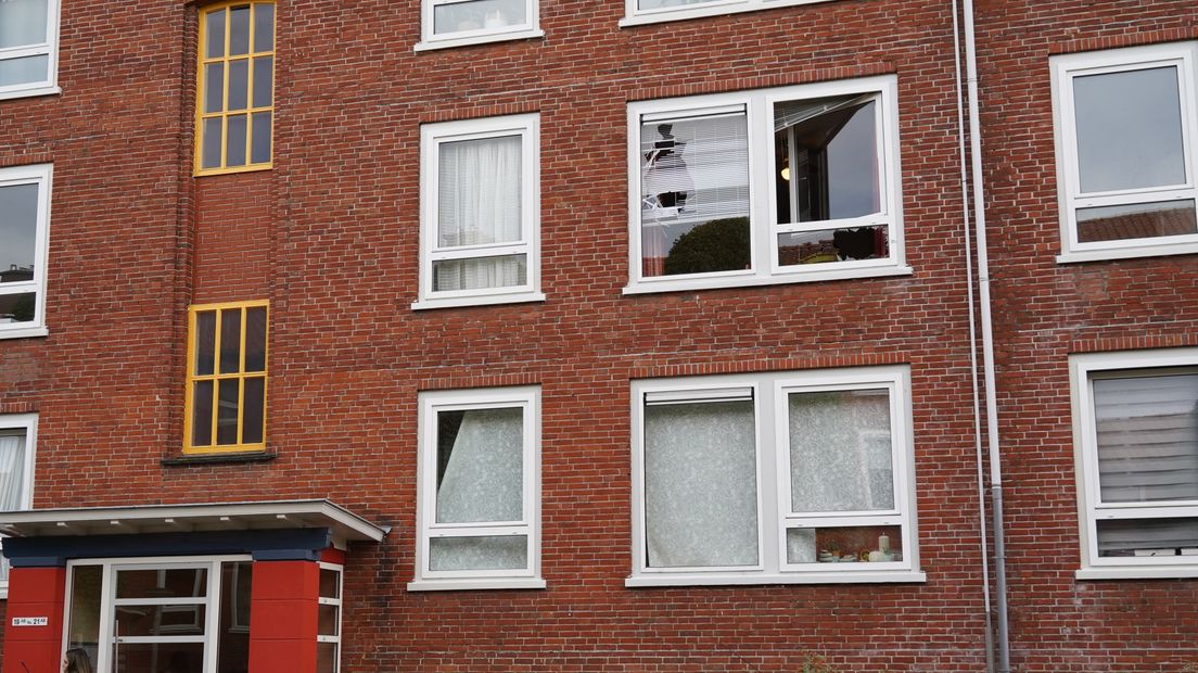 De woning raakte door de politie-inval beschadigd