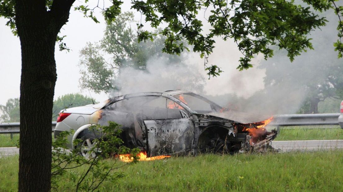 Auto brandt uit op A1 bij Deventer