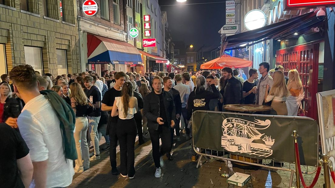 Het is druk voor 't Golden Fust in de Poelestraat