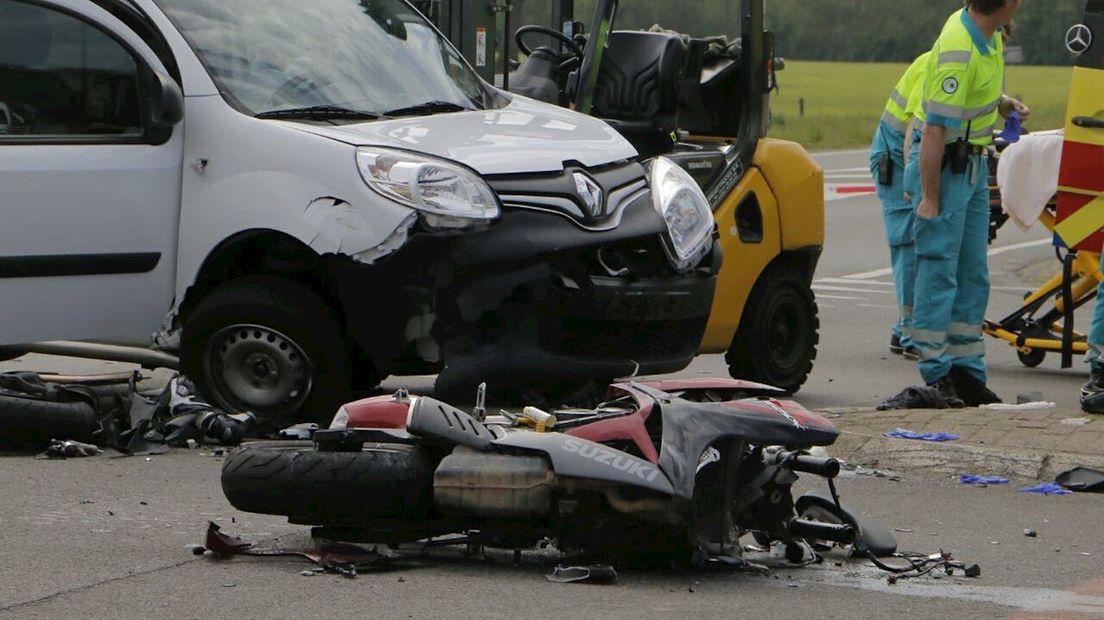 Motorrijder gewond na botsing in Holten