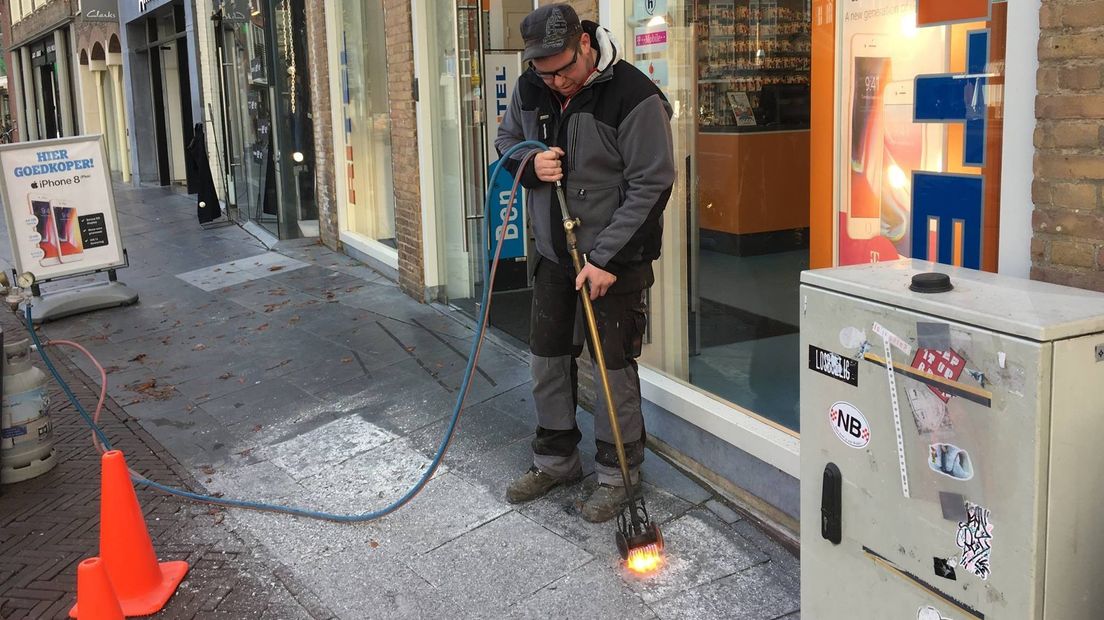 Gladde tegels op de Middelburgse Markt worden opgeruwd