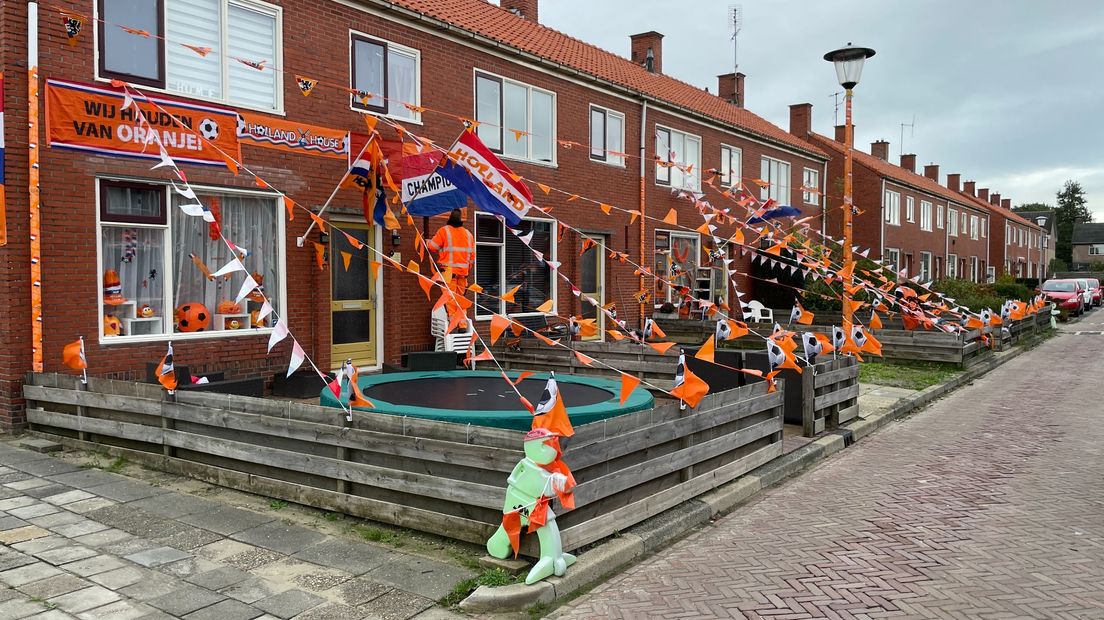 De woningen in de Graaf Adolfstraat in Heiligerlee worden versierd