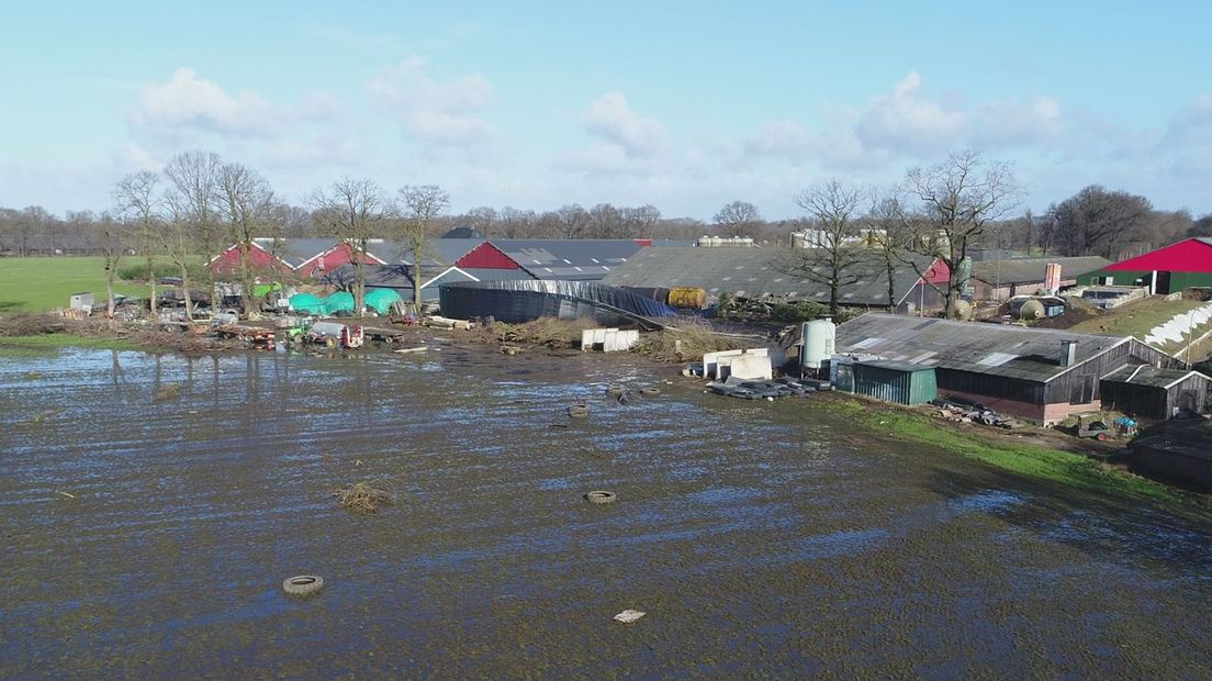 Op de Hoeninkdijk in Aalten is een mestsilo omgewaaid. Dat meldt de politie. Volgens Waterschap Rijn en IJssel is zo'n twee miljoen liter mest weggestroomd.