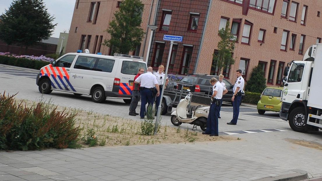 Scooterrijdster gewond na ongeluk in Almelo