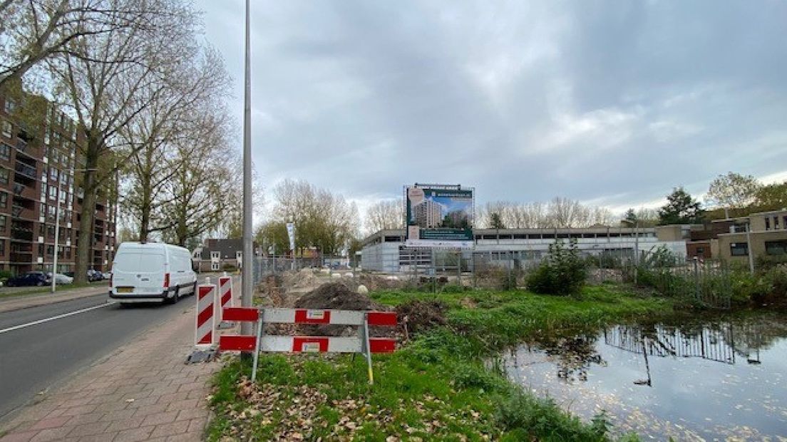 Het voormalige garageterrein waar de woontorens komen