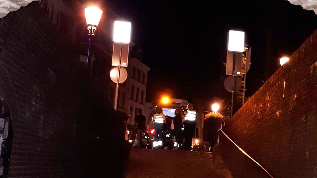 Foto genomen door wijkagent vanuit tunneltje van Ganzenmarkt naar gracht.