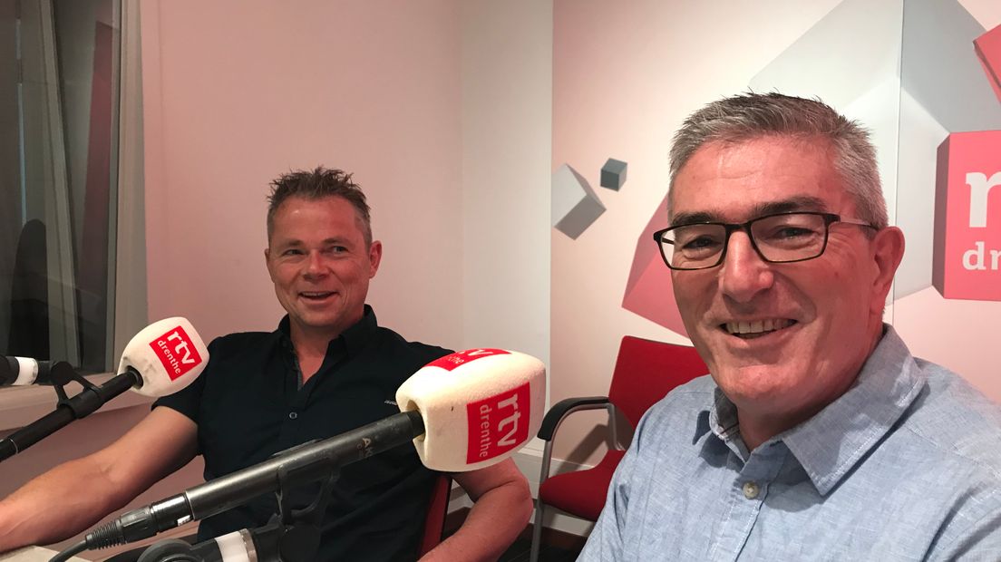 Jan Bloemerts (l) van LTO en gedeputeerde Henk Jumelet bij Cassata (Rechten: Margriet Benak/RTV Drenthe)