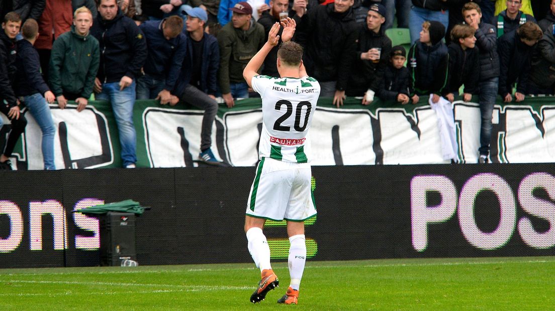 Yoëll van Nieff neemt afscheid van de FC-supporters.