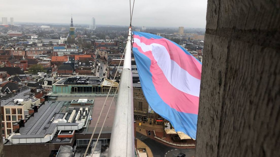 De transgendervlag aan de Martinitoren