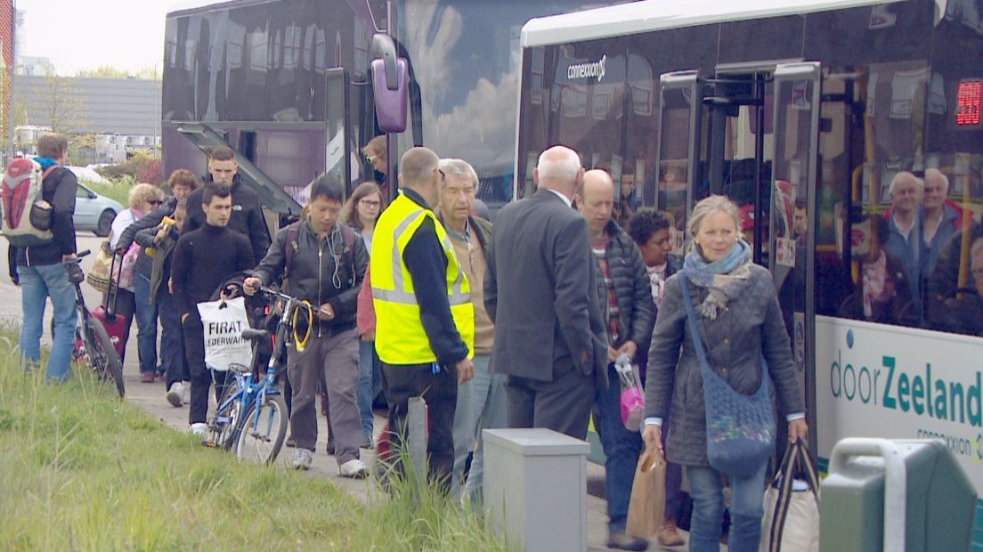 Dubbel pech voor treinreizigers: twee keer de bus in (video)