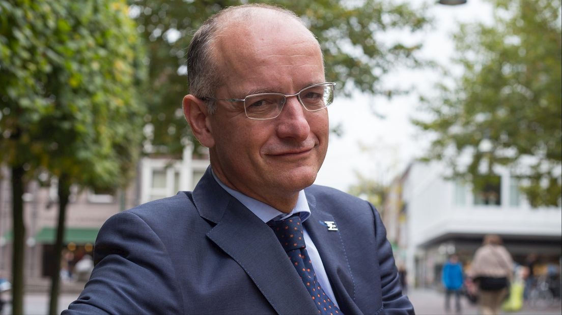 Burgemeester Onno van Veldhuizen werd bedreigd omdat hij besloot de Belgische supporters te weren