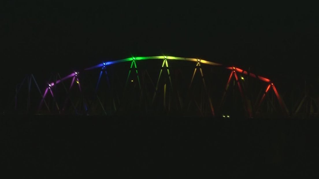 Vanwege de ernstige mishandeling van het homostel in Arnhem is de Westervoortse brug maandagavond verlicht in de regenboogkleuren. 'Een geweldig initiatief. Ik hoop dat de verlichting mensen aan het denken zet. Dat we een saamhorigheidsgevoel weergeven; dit soort zaken horen hier niet', zegt Albert Kersten, de installateur van het systeem.