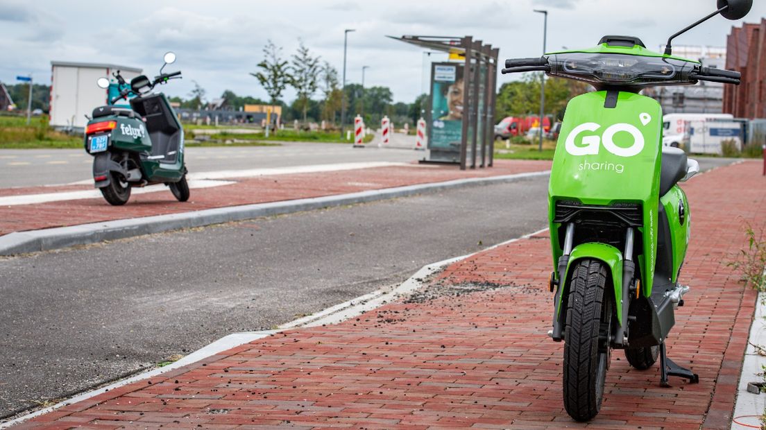 Elektrische huurscooters van GO Sharing en Felyx bij een bushalte in Meerstad
