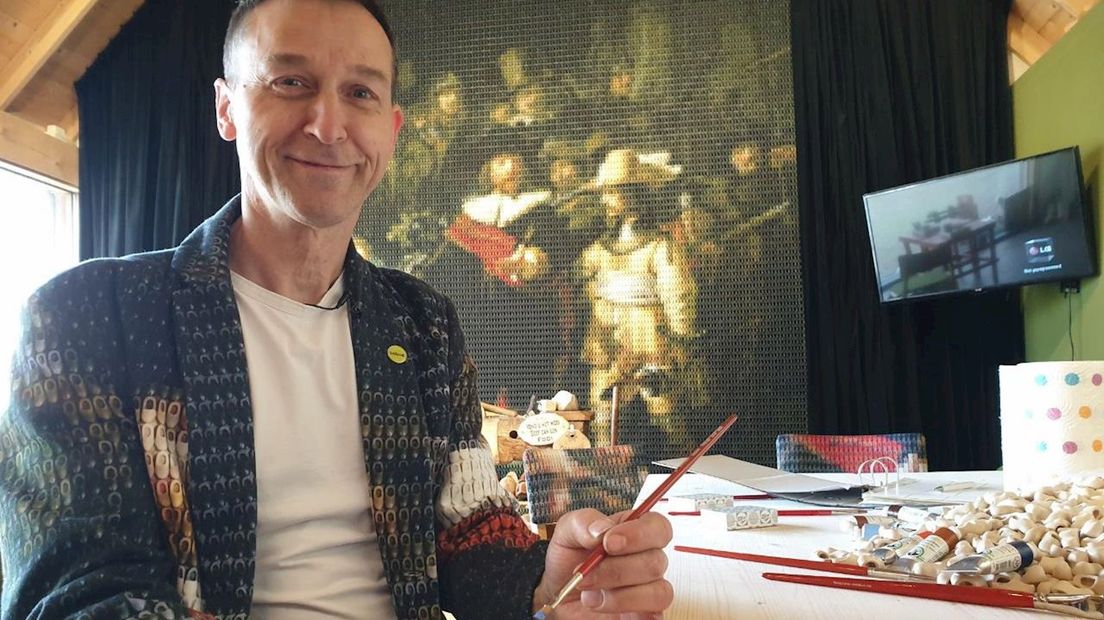 Klompenmaker Martin Dijkman met op de achtergrond 'zijn' Rembrandt