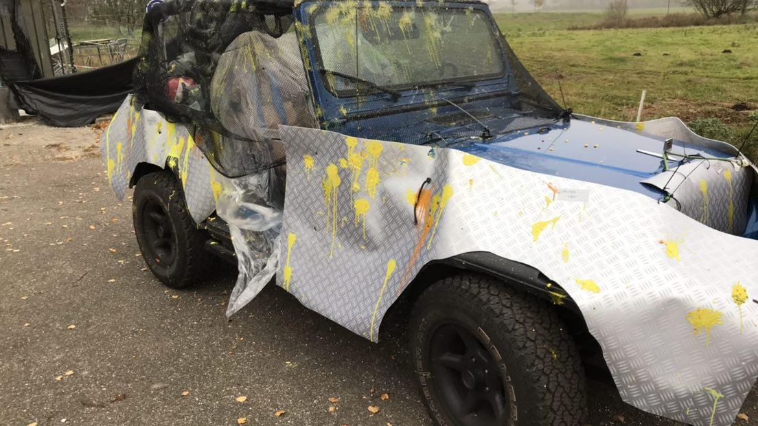 Jeep is 'total loss' na paintball-battle (Rechten:RTV Drenthe/Jeroen Willems)