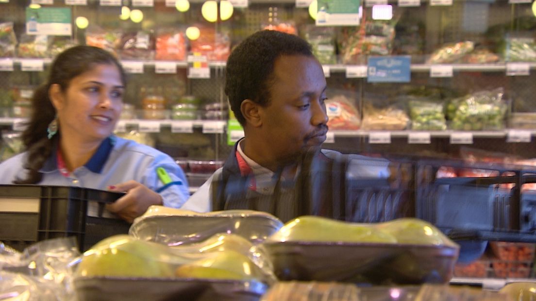 Adam loopt stage bij een supermarkt