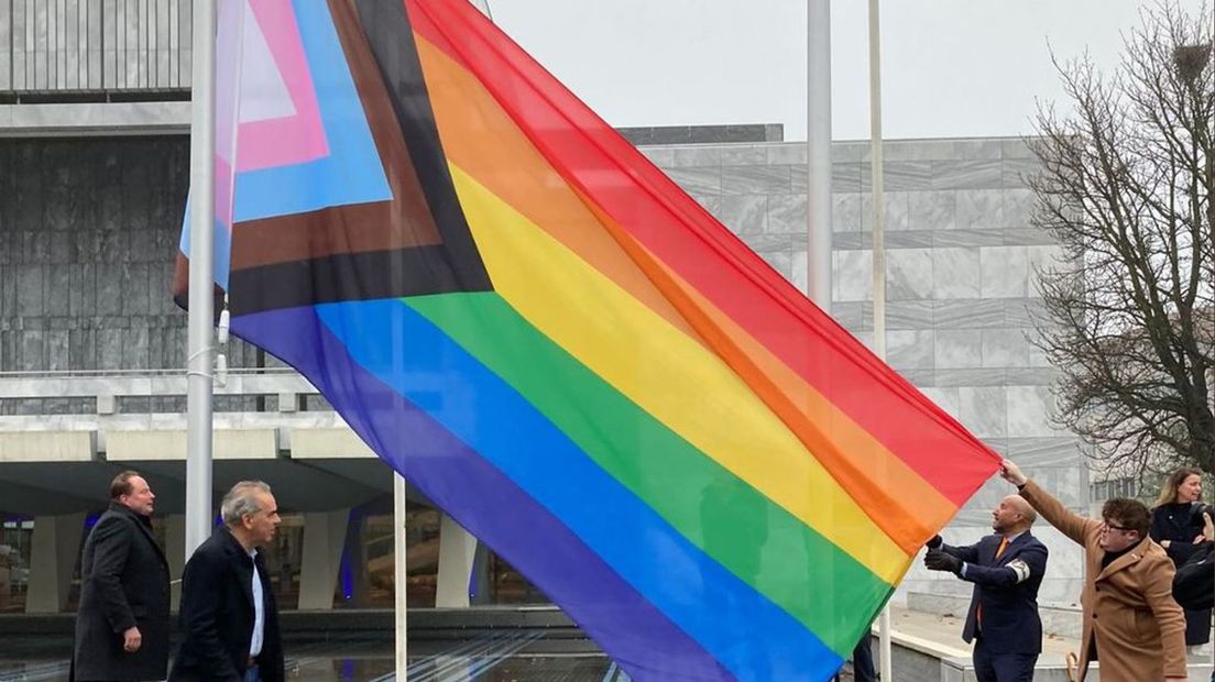 De regenboogvlag werd vanmorgen gehesen voor het stadhuis.