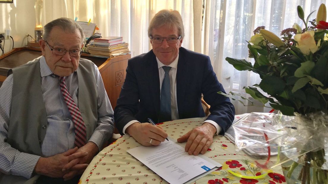 Meneer Aelbers en burgemeester Marc Witteman.