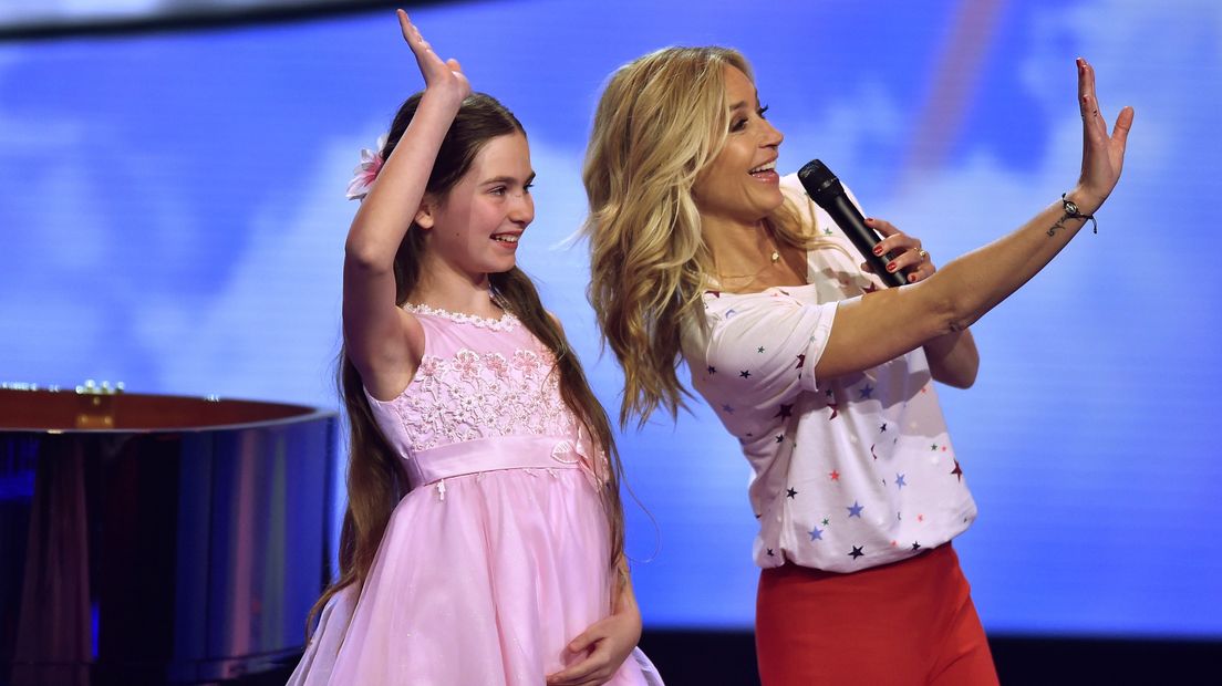 Laura en Wendy zwaaien bij RTL Superkids