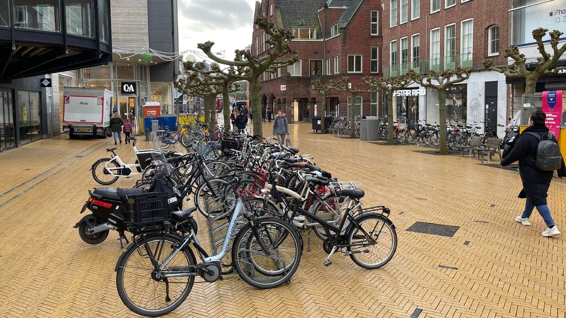 Fietsen in de Herestraat in de stad Groningen