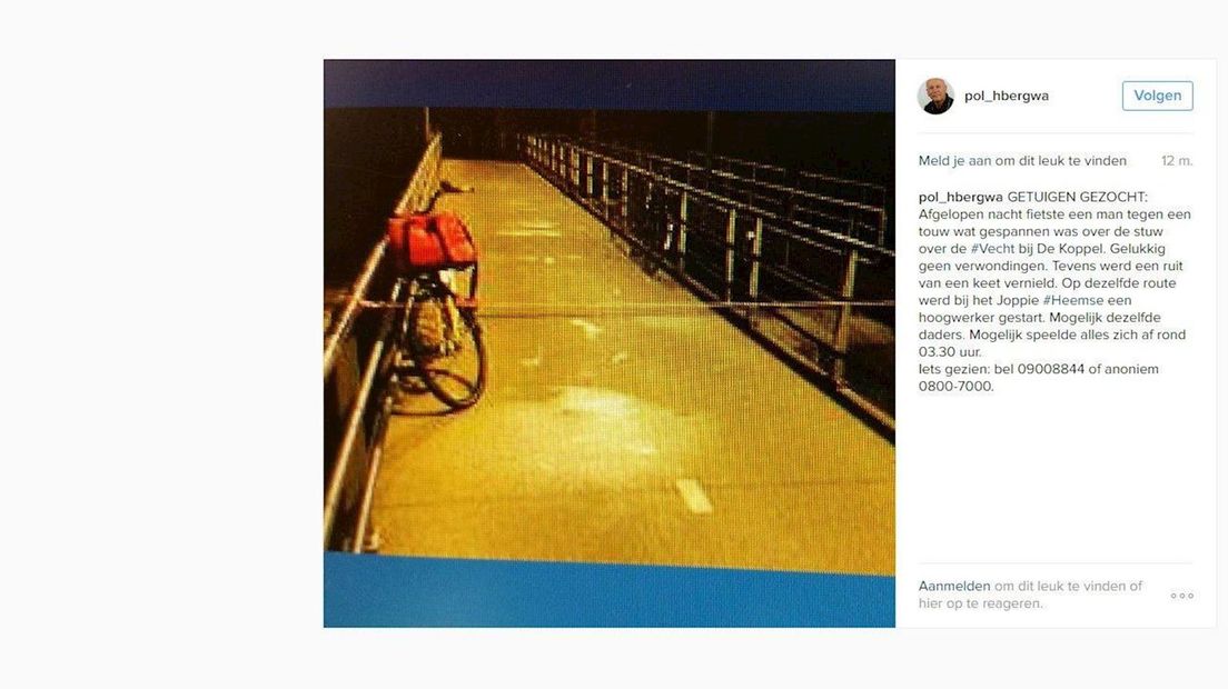 Touw over fietsbrug gespannen