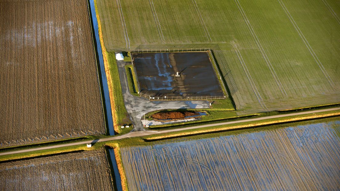 Een luchtfoto van een gasveld in Loppersum