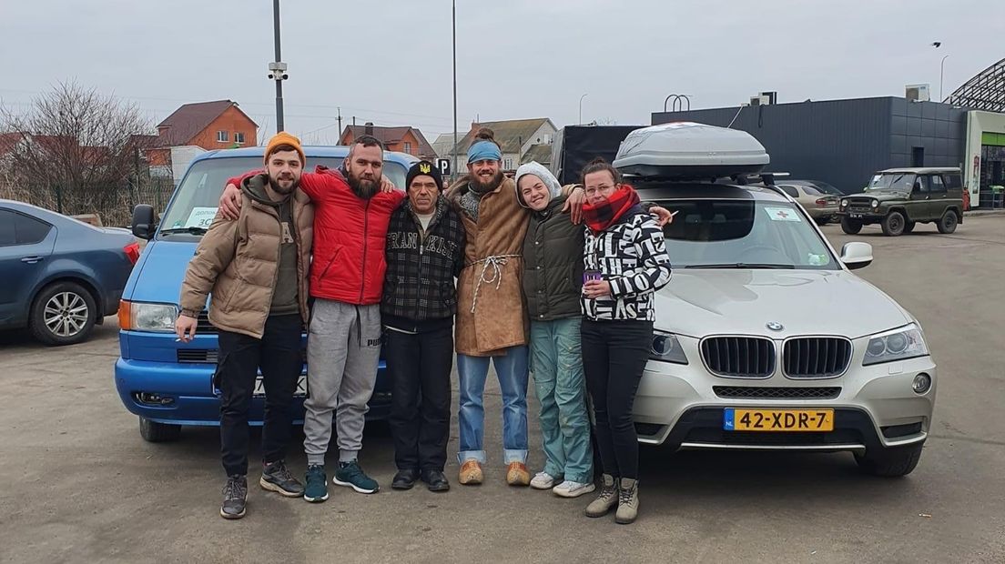 Het drietal samen met een stel Oekraïense vrienden, met rechts (op volgorde van links naar rechts) Henk-Jan, Amber en Maaike