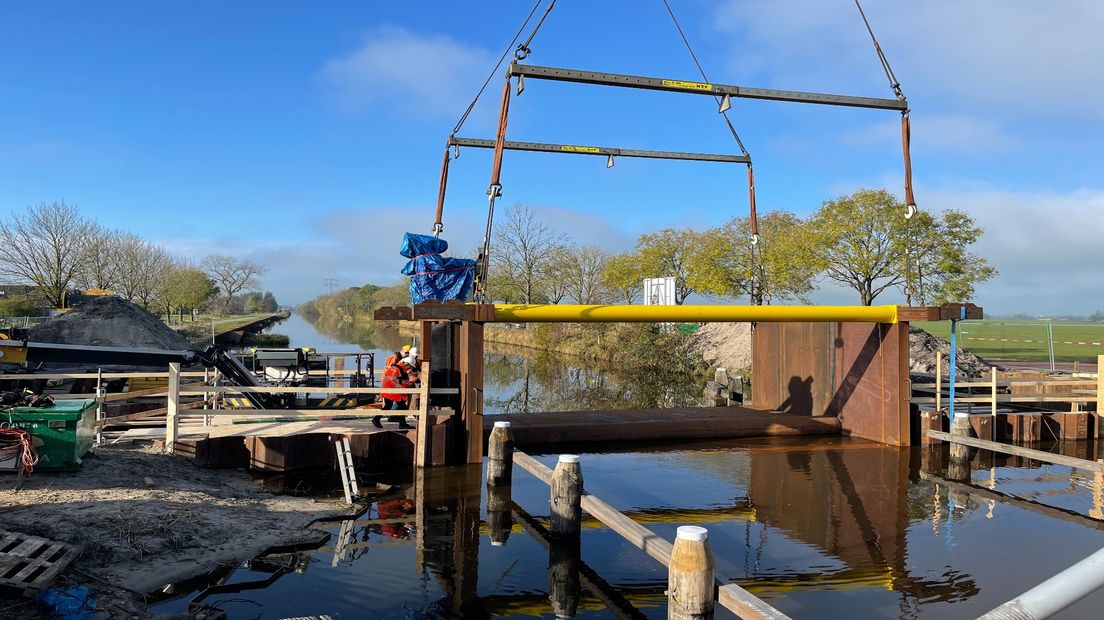 De sluis wordt in het Hoendiep getakeld