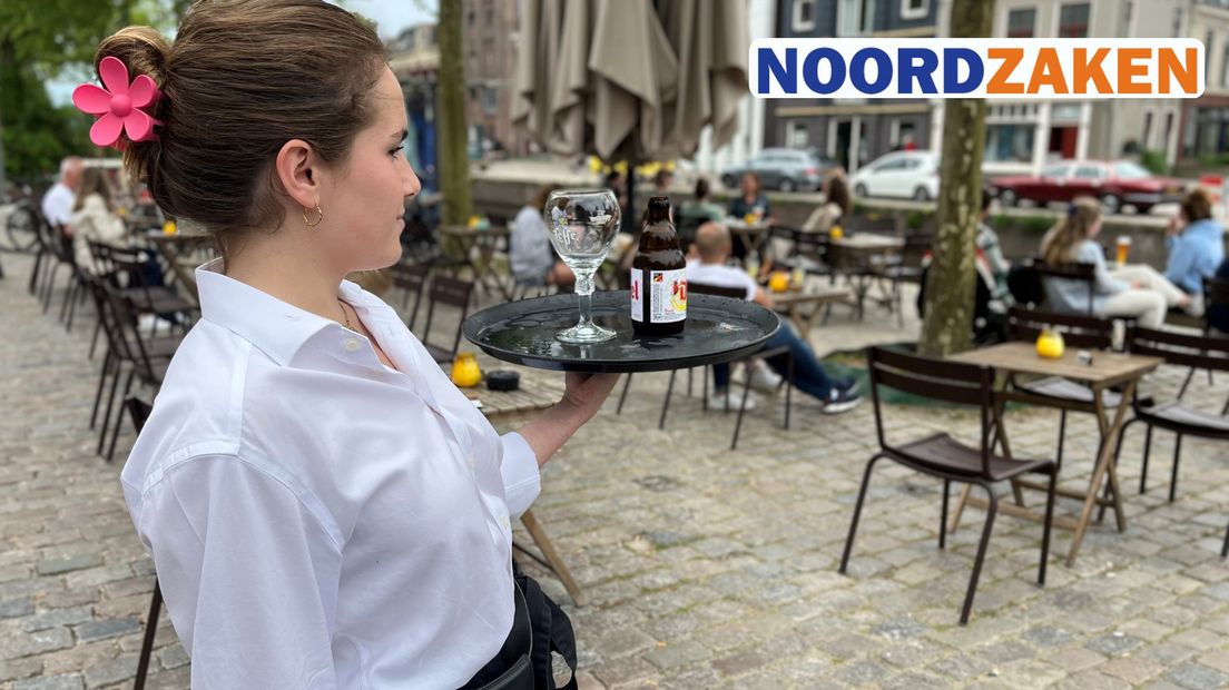 Een serveerster op een terras in stad Groningen