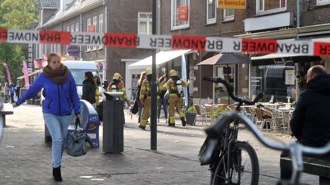 In de Hoogstraat in Wageningen zijn donderdagmiddag enkele woningen enige tijd ontruimd geweest vanwege een gaslucht. De brandweer heeft metingen verricht, maar vond geen gas. De bewoners konden daarna weer terug hun huis in.