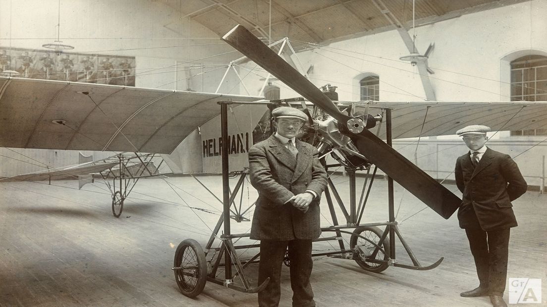 Hubert Hagens (l.) en Emile de Schepper voor hun vliegtuig Helpman 1.