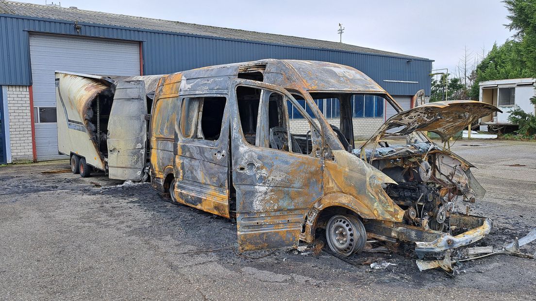 Van de bus en aanhanger is weinig meer over