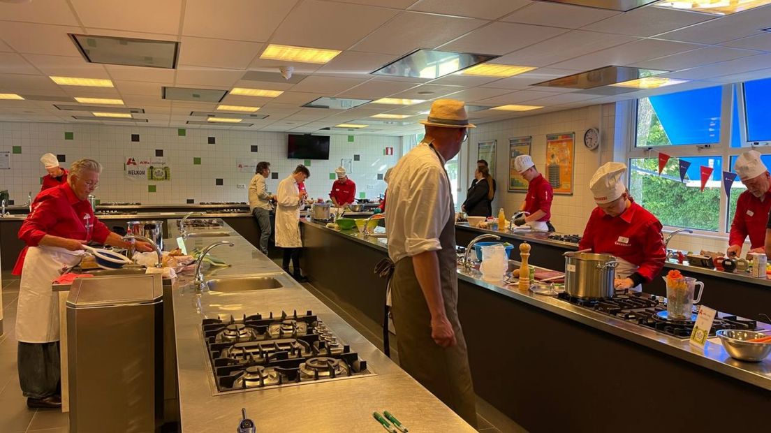 Opperste concentratie in de keuken tijdens het WK snertkoken en stamppot maken