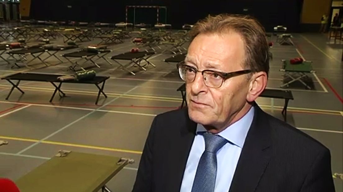 Burgemeester Koos Janssen in de noodopvang in sporthal Dijnselburg in Zeist .