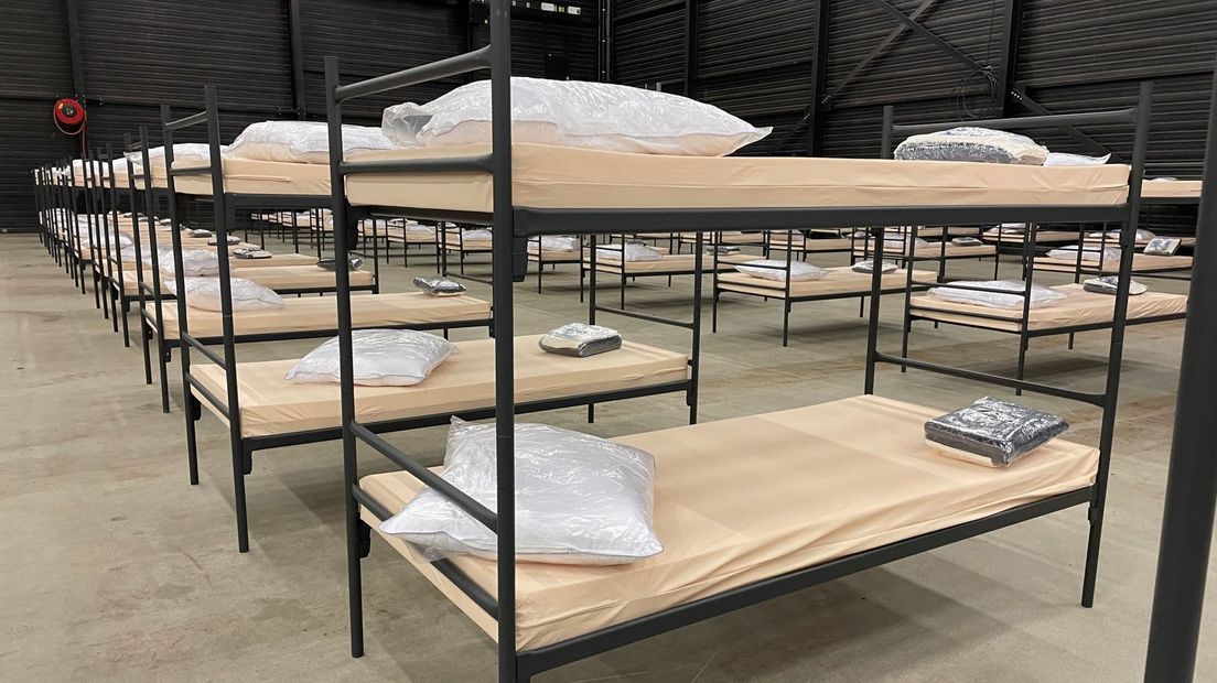 Vluchtelingen slapen op deze bedden