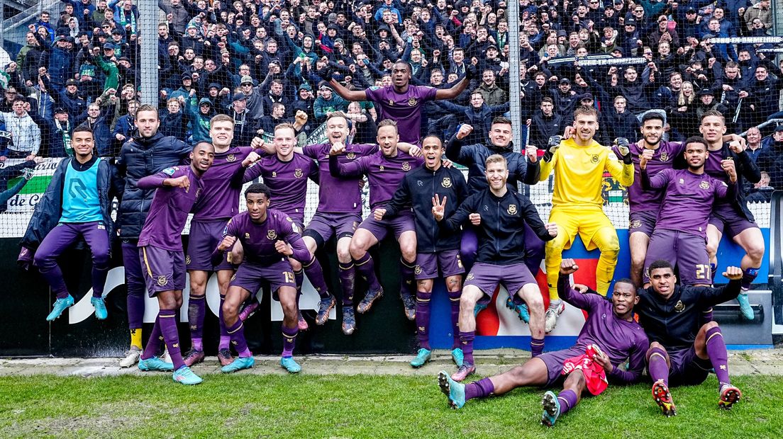 Spelers en supporters na de wedstrijd