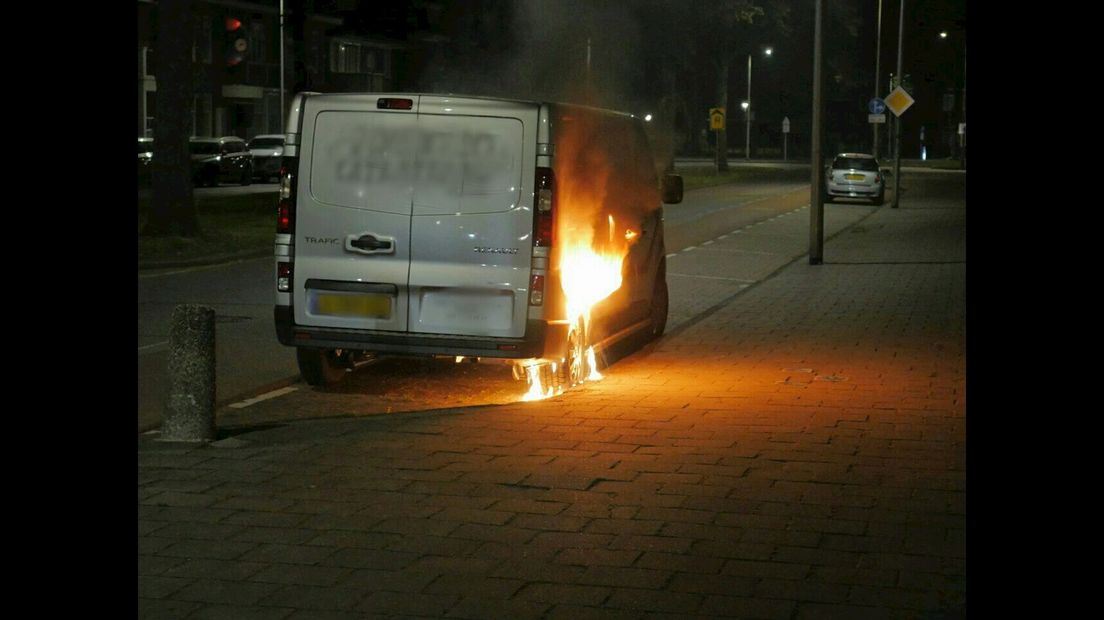 Busje uitgebrand in Enschede
