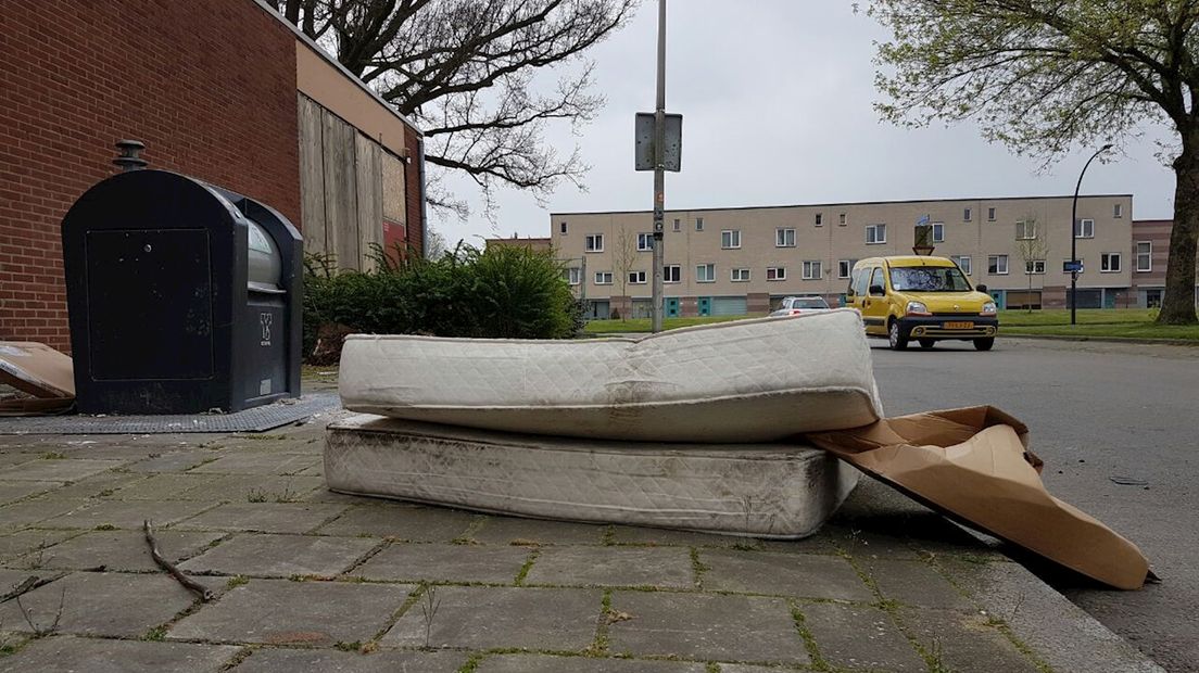 Zwerfafval in de Hengelose es
