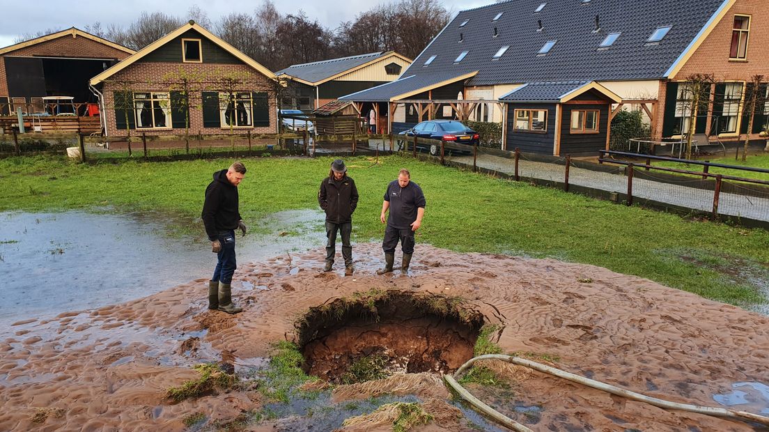 Een flink gat in het weiland waar de leidingbreuk ontstond.