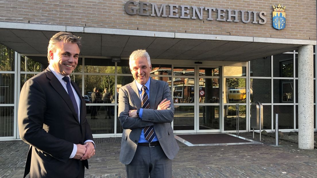 Staatssecretaris Mark Harbers en burgemeester Jaap Velema van de gemeente Westerwolde.