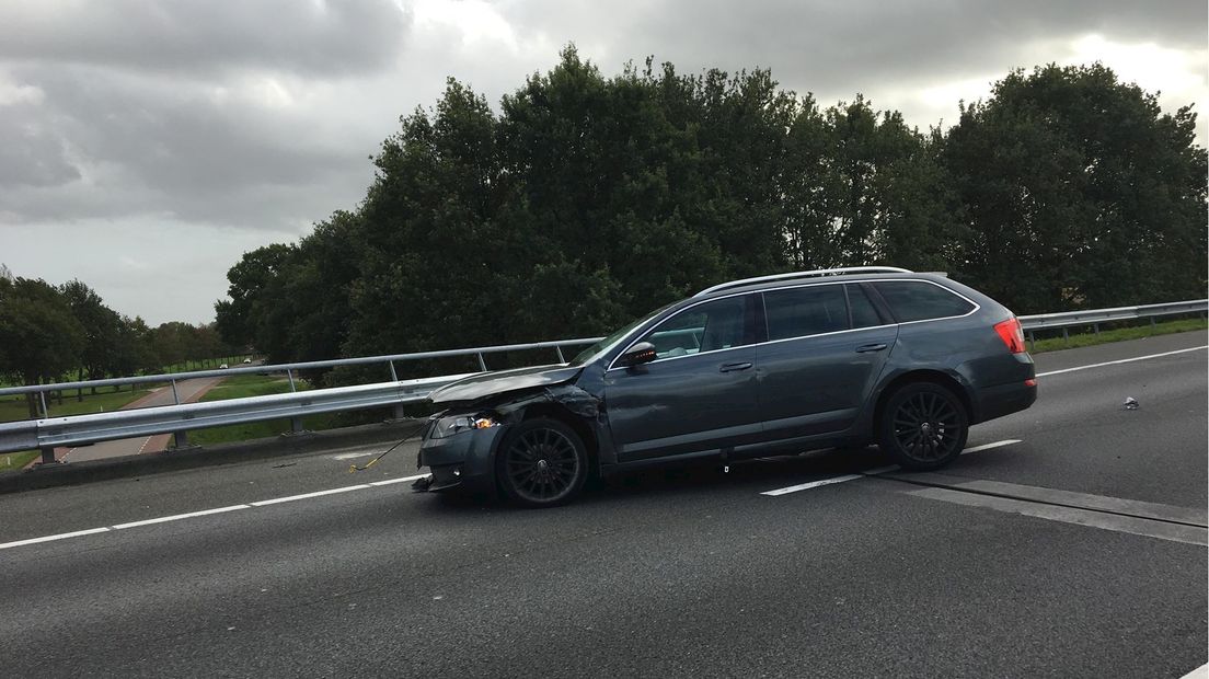 File Door Ongeluk Op A1 Bij Deventer, Auto Botst Achterop Vrachtwagen ...