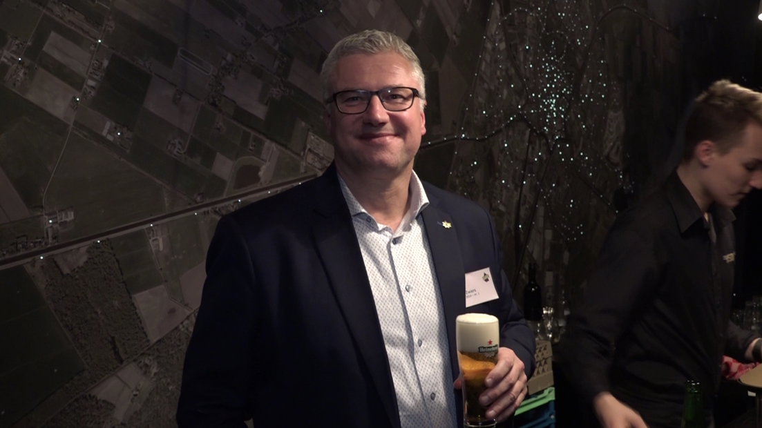 Jan Zwiers van BBC neemt een biertje op de verkiezingswinst.
(Rechten: Steven Stegen / RTV Drenthe)