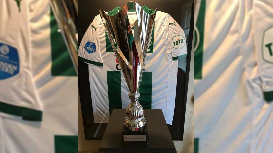 De Piet Fransen-bokaal, voor een shirt van FC Groningen