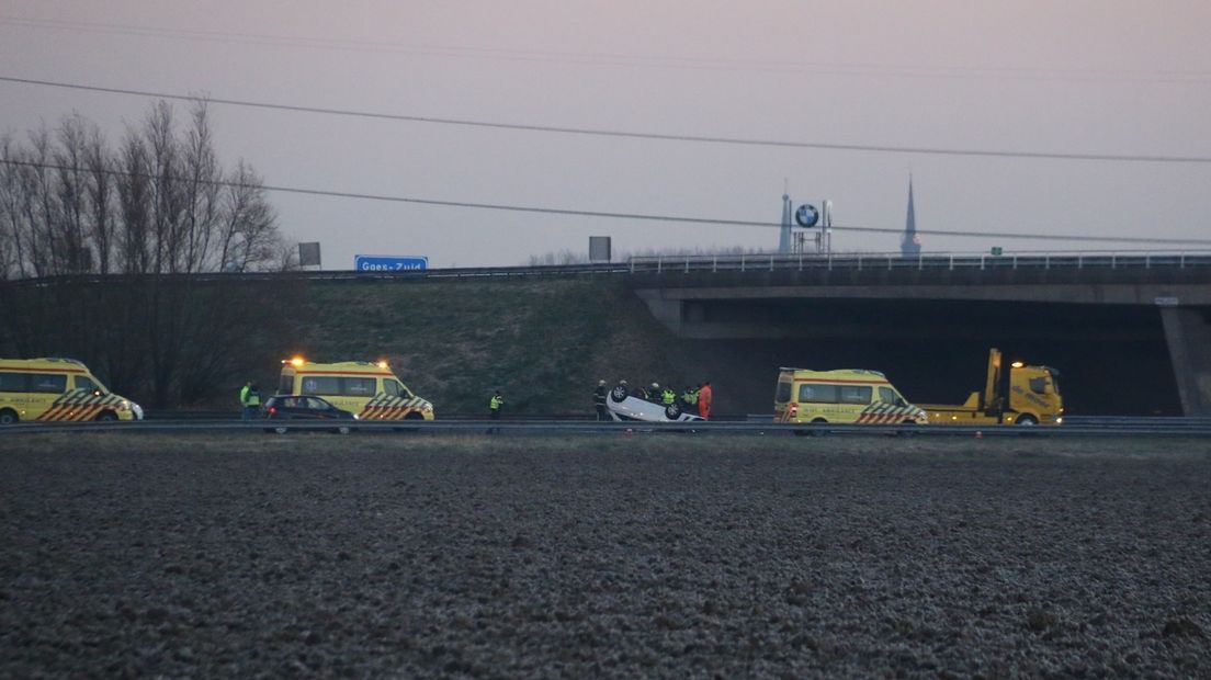 Auto over de kop bij afslag Goes (video)