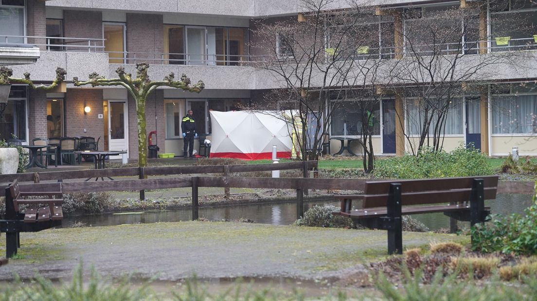 Lichaam gevonden onderaan een flat in Deventer
