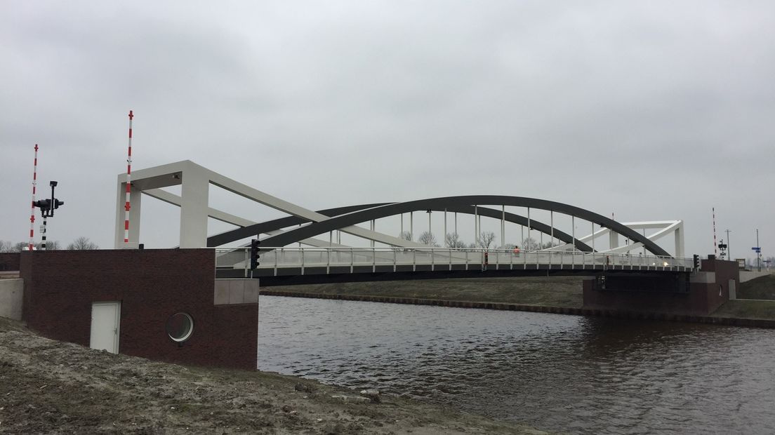 De Dorkwerderbrug over het Van Starkenborghkanaal
