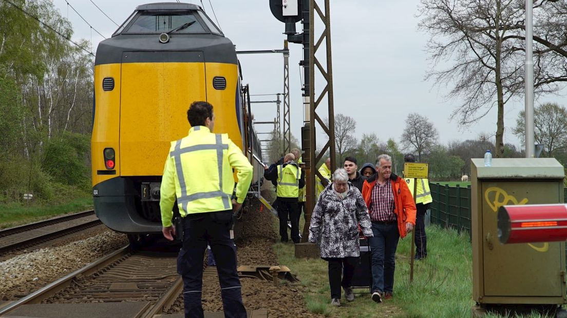 Passagiers gaan met de bus verder naar bestemming