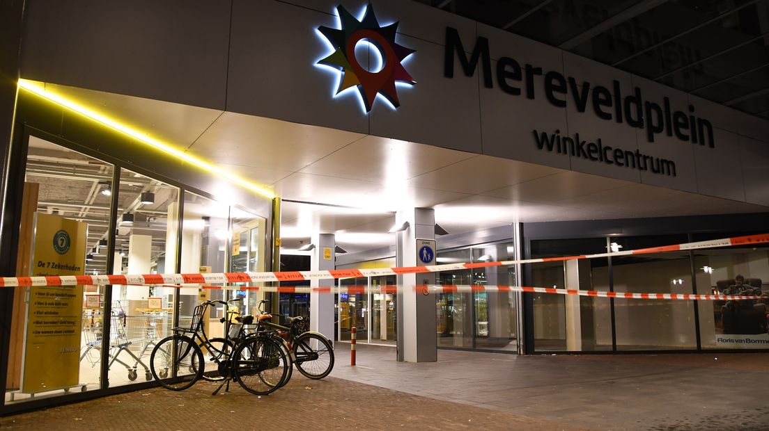 De winkel werd rond 21.30 uur overvallen.