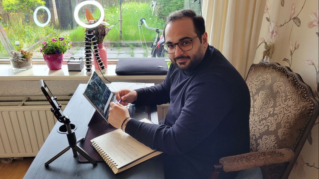 Amer Alomari op zijn zelfgemaakte werkplek in huis
