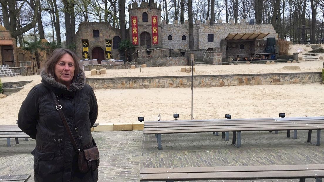 Lizethe Keijzer in het openluchttheater in Hertme
